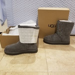 Uggs W Classic Short Stud ll Brand New